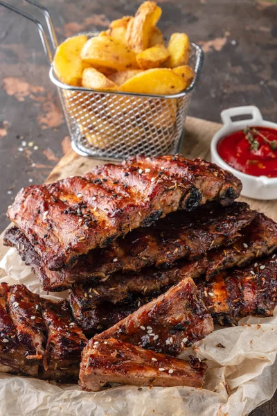 Läckra Grillade Revben Ett Rustikt Trä Skärbräda Med Klyftpotatis Och — Stockfoto