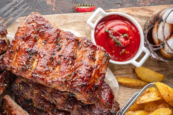 Läckra Grillade Revben Ett Rustikt Trä Skärbräda Med Klyftpotatis Och — Stockfoto