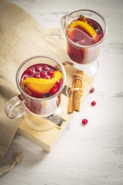 Cam bardak Noel baharat ve meyve ile kırmızı şarap mulled