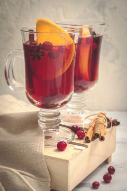 Cam bardak Noel baharat ve meyve ile kırmızı şarap mulled