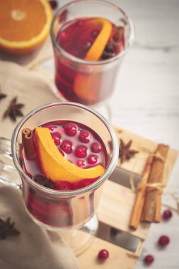 Cam bardak Noel baharat ve meyve ile kırmızı şarap mulled