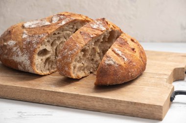 bir ahşap tahta yakın çekim, ev yapımı ürün ekmek dilimlenmiş