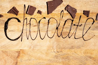 Kitabe çikolata ile eritilmiş çikolata ahşap zemin, kopya alanı üzerine yazılmış