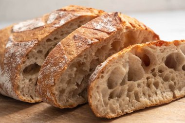 bir ahşap tahta yakın çekim, ev yapımı ürün ekmek dilimlenmiş