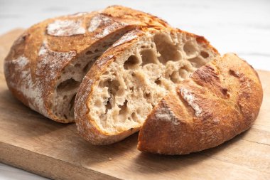 bir ahşap tahta yakın çekim, ev yapımı ürün ekmek dilimlenmiş