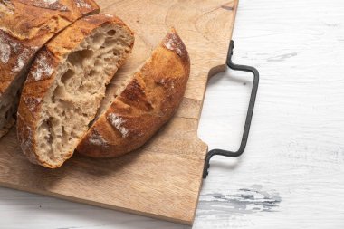 bir ahşap tahta yakın çekim, ev yapımı ürün, kopya spase ekmek dilimlenmiş