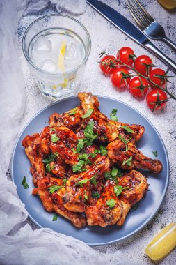 Fırında tavuk parçaları teriyaki sosu, portre, üstten görünüm