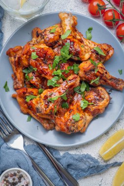 Fırında tavuk parçaları teriyaki sosu, portre, üstten görünüm