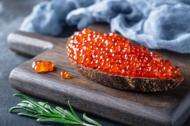 ekmek üzerinde kırmızı havyar, sandviç ahşap oyun tahtası