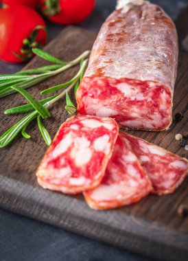 Biberiye ve baharatlar ile ahşap bir gemide kurutulmuş sosis. 