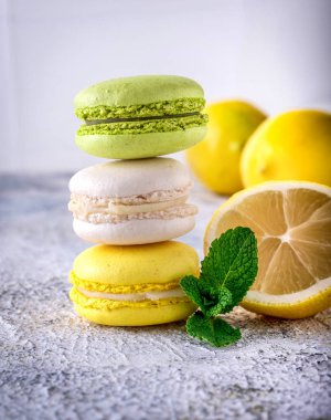 Açık renkli limon ile limon acıbadem kurabiyesi