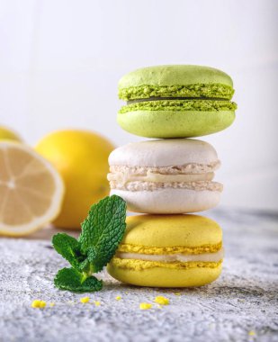 Açık renkli limon ile limon acıbadem kurabiyesi