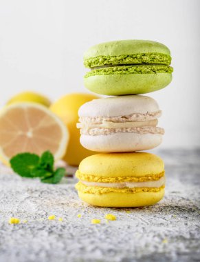 Açık renkli limon ile limon acıbadem kurabiyesi