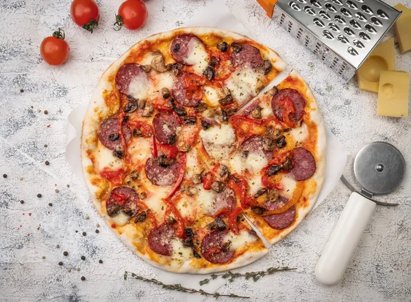 Пицца Салями Вид Сверху Ингредиенты Легкий Фон — стоковое фото