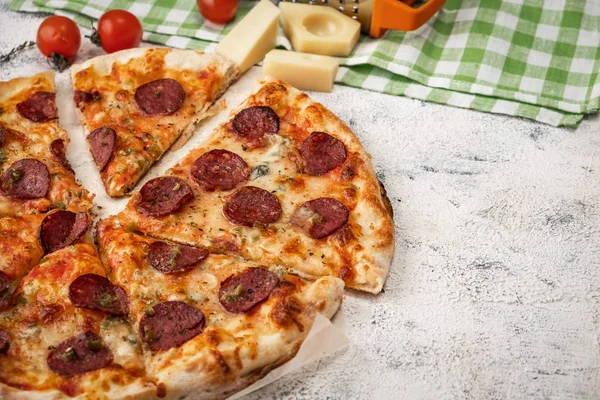 Пицца Салями Ингредиенты Легкий Фон — стоковое фото
