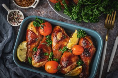 pişmiş tavuk budu bir Barbekü sos domates, üstten görünüm