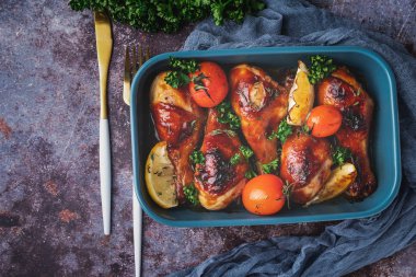 pişmiş tavuk budu bir Barbekü sos domates, üstten görünüm