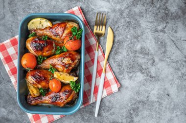 pişmiş tavuk budu bir Barbekü sos domates, üstten görünüm