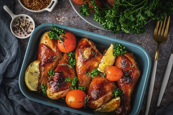 pişmiş tavuk budu bir Barbekü sos domates, üstten görünüm