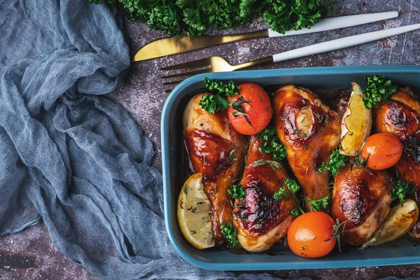 pişmiş tavuk budu bir Barbekü sos domates, üstten görünüm