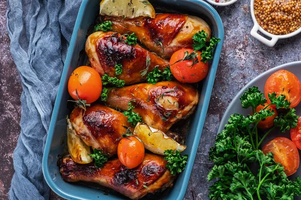 pişmiş tavuk budu bir Barbekü sos domates, üstten görünüm