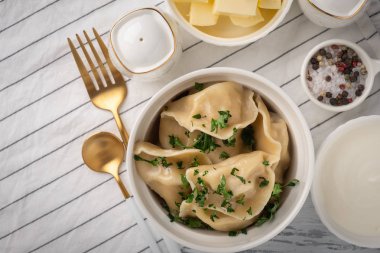 Geleneksel mantı, mantı, mantı et, yakın çekim, kopya alanı, ana sayfa görünümü.