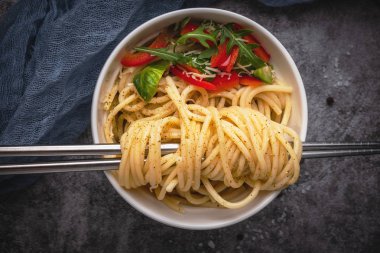 spagetti sosu ve sebze, üstten görünüm, yakın çekim