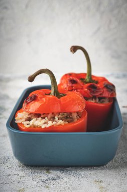 kırmızı biber dolması et, pilav ve kızılcık, yakın çekim, kopya alanı ile