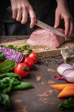 eller bir ahşap tahta mutfak pişirme etli sebze ve baharat sürecinin Çiğ domuz kesti