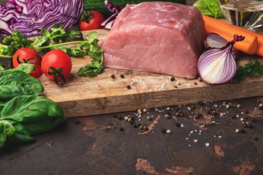 Pişirme güveç için malzemeler: çiğ et, otlar, baharatlar, sebze ve tuz rustik kesme tahtası, kopya alanı üzerinde