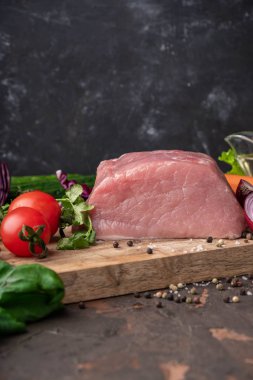 Pişirme güveç için malzemeler: çiğ et, otlar, baharatlar, sebze ve tuz rustik kesme tahtası, kopya alanı üzerinde