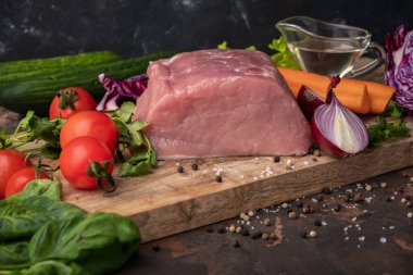 Pişirme güveç için malzemeler: çiğ et, otlar, baharatlar, sebze ve tuz rustik kesme tahtası, kopya alanı üzerinde