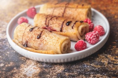 Ahududu ve çikolata şurubu, kopya alanı ile lezzetli ev yapımı krep