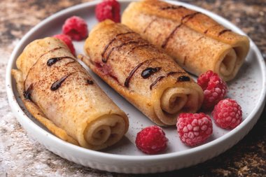 Ahududu ve çikolata şurubu, kopya alanı ile lezzetli ev yapımı krep