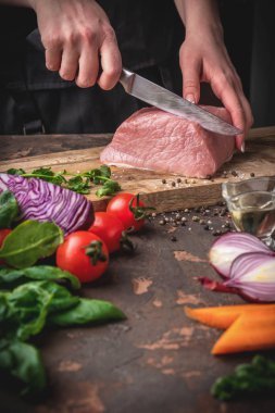 eller bir ahşap tahta mutfak pişirme etli sebze ve baharat sürecinin Çiğ domuz kesti