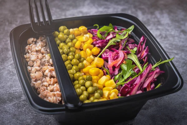 Konteyner ile doğal sağlıklı vejetaryen yemek, gıda dır. Yakın çekim.