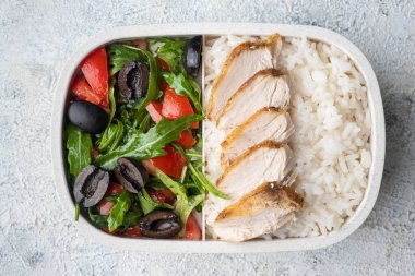 Konteyner ile doğal sağlıklı yemek, yemek kutusu pirinç, tavuk göğsü, salata pişmiş.