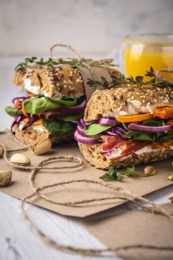 Jambon, peynir, sebze ve otlar ile sandviçler. Uzay kopyalayın. Yakın çekim. 
