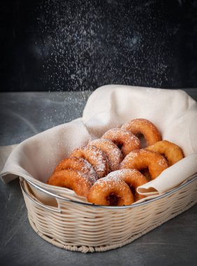 bir sepet çörek üzerinde pudra şekeri
