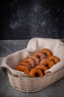 bir sepet çörek üzerinde pudra şekeri