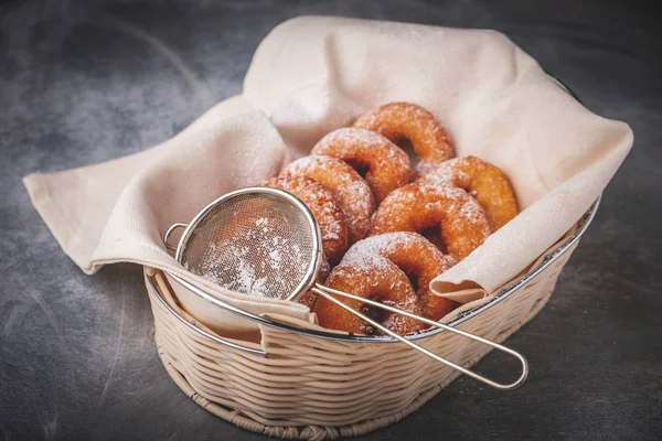 birçok donuts bir hasır sepet, ev pişirme, rustik tarzı