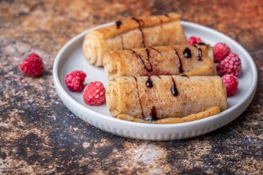 Ahududu ve çikolata şurubu, kopya alanı ile lezzetli ev yapımı krep