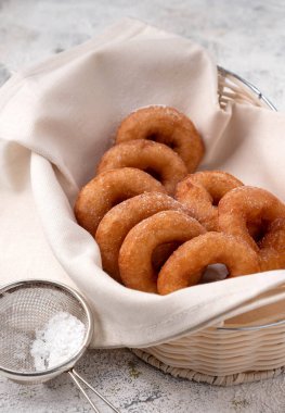 birçok donuts bir hasır sepet, ev pişirme, rustik tarzı