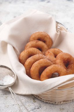 birçok donuts bir hasır sepet, ev pişirme, rustik tarzı