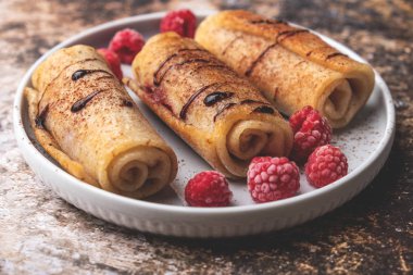 Ahududu ve çikolata şurubu, kopya alanı ile lezzetli ev yapımı krep