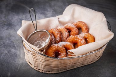 birçok donuts bir hasır sepet, ev pişirme, rustik tarzı