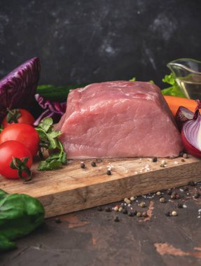 Pişirme güveç için malzemeler: çiğ et, otlar, baharatlar, sebze ve tuz rustik kesme tahtası, kopya alanı üzerinde