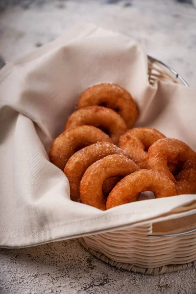 birçok donuts bir hasır sepet, ev pişirme, rustik tarzı