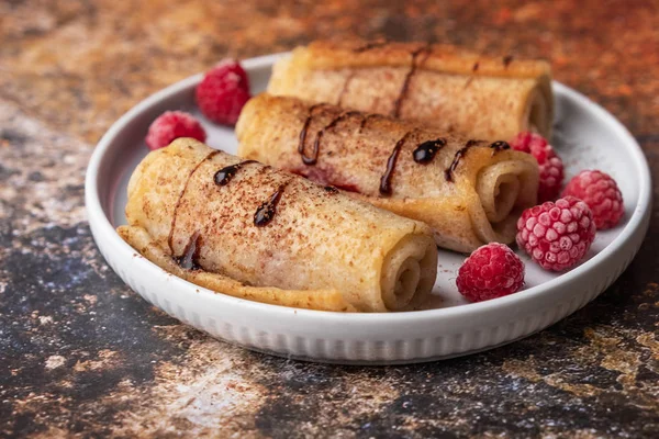 Ahududu ve çikolata şurubu, kopya alanı ile lezzetli ev yapımı krep