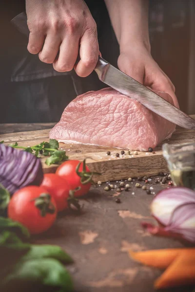 eller bir ahşap tahta mutfak pişirme etli sebze ve baharat sürecinin Çiğ domuz kesti